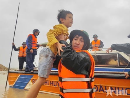 Troops Risk their Lives for Flood-hit Residents 